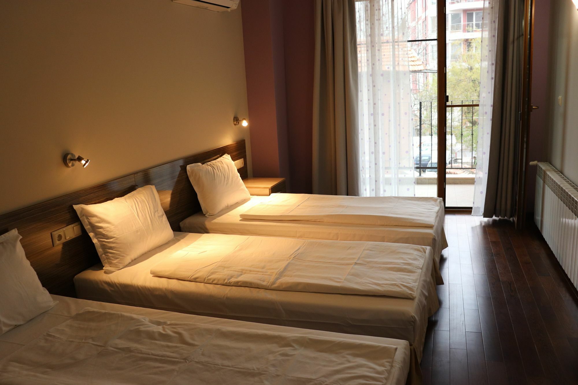 Roots Hotel And Wine Bar Plovdiv Bagian luar foto