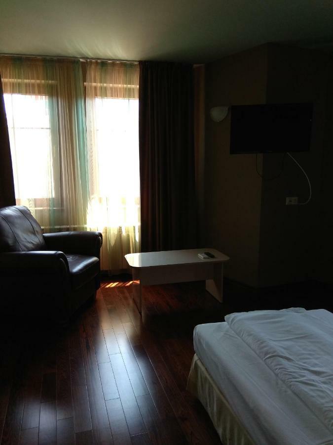 Roots Hotel And Wine Bar Plovdiv Bagian luar foto