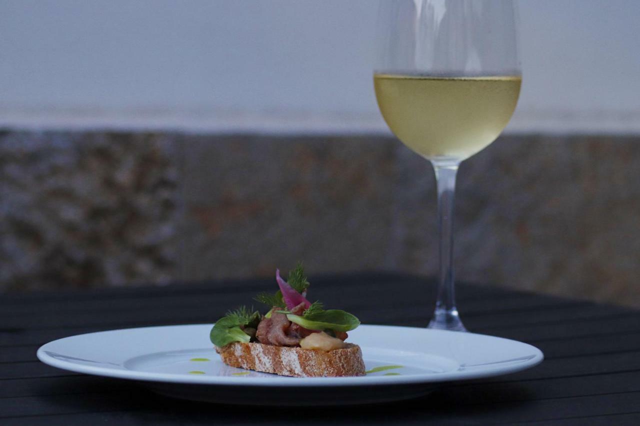 Roots Hotel And Wine Bar Plovdiv Bagian luar foto